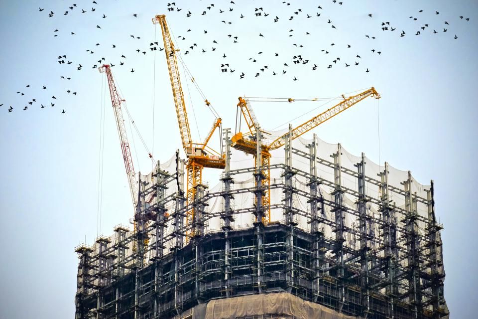 Grúas sobre un edificio en construcción